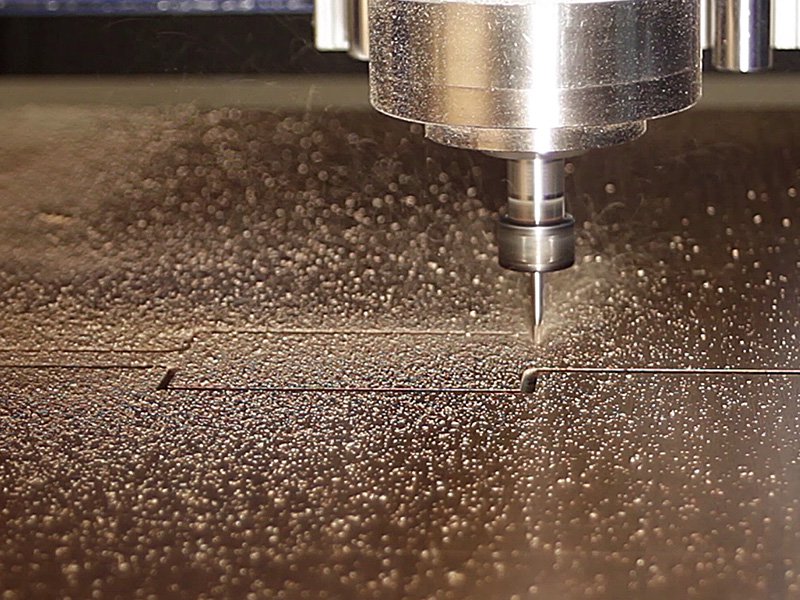 Détourage de panneaux de bois